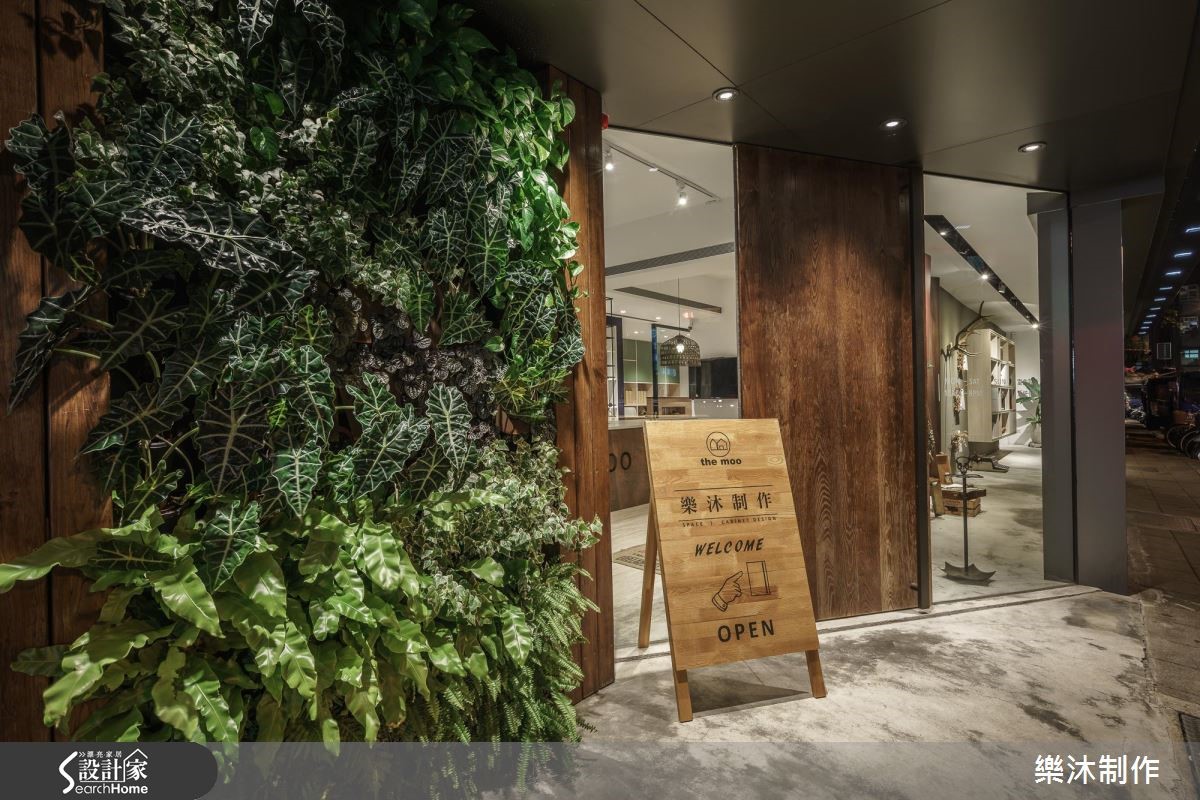 佇立在街道的轉角處,讓玻璃圍塑出工作室的場域,透亮